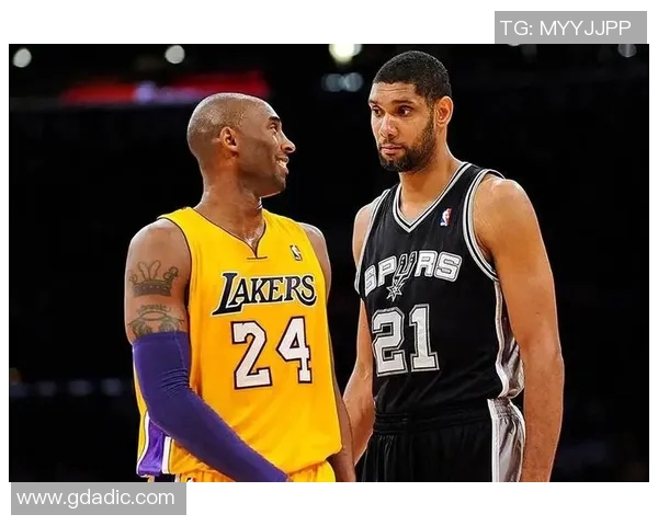 全球足坛巨星并肩亮相 各国顶级球员实力比拼与风采展示