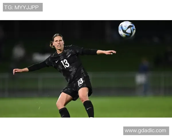 现场爆笑足球球星模仿秀带来全场观众热烈掌声与欢呼 现场爆笑足球球星模仿秀带来全场观众热烈掌声与欢呼