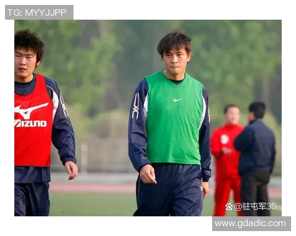 足球球星拍手瞬间：激情与敬意交织的场面展现运动精神